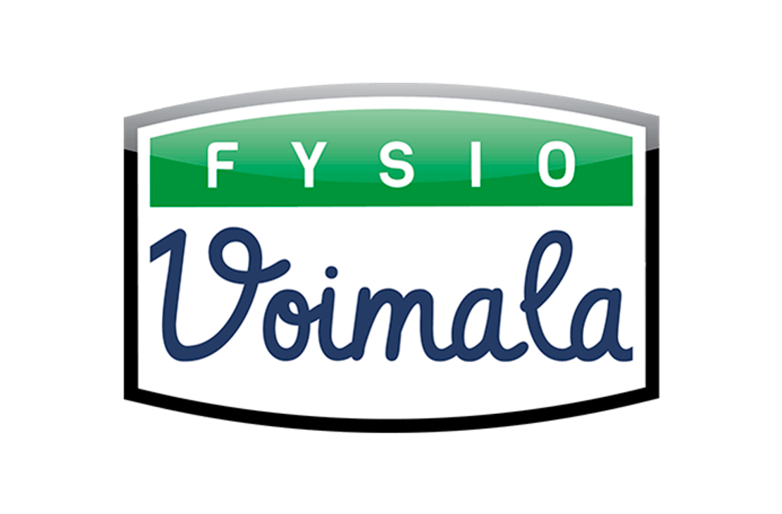 Fysio Voimala -yrityksen logo, joka on asetettu kaarevan suorakulmion muotoon. Yl&auml;osassa on vihre&auml;ll&auml; pohjalla valkoisin, isoilla kirjaimilla sana "FYSIO". T&auml;m&auml;n alapuolella, valkoisella pohjalla, on sinisell&auml;, k&auml;sinkirjoitetun n&auml;k&ouml;isell&auml; fontilla sana "Voimala".