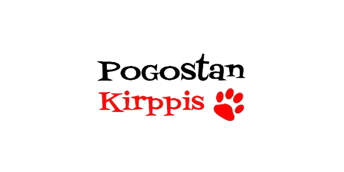 Pogostan Kirppis -kirpputorin logo. Logo koostuu kahdesta tekstirivistä: ylhäällä mustalla fontilla lukee "Pogostan" ja alhaalla punaisella, lihavoidulla fontilla "Kirppis". Sanan "Kirppis" oikealla puolella on punainen, tyylitelty eläimen tassunjälki-kuva. Logo on valkoisella taustalla.