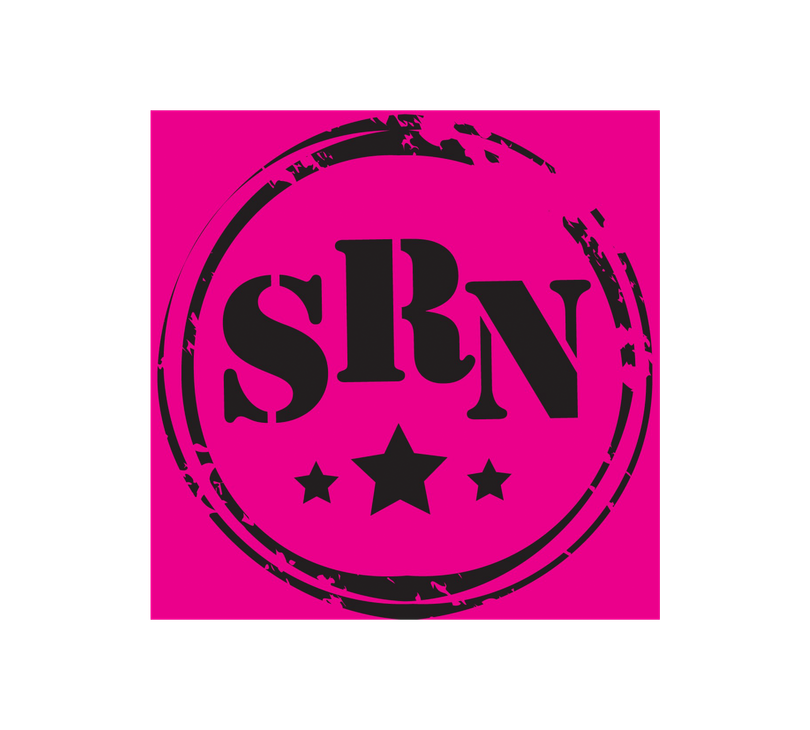 Logo, jossa on suuri, pinkki neli&ouml;m&auml;inen tausta. Taustan keskell&auml; on musta, kulunut leimasimen n&auml;k&ouml;inen rengas. Rengaskuvion sis&auml;ll&auml; on suuret, paksut, mustat kirjaimet "SRN". Kirjainten alapuolella on kolme mustaa t&auml;hte&auml;, joista keskimm&auml;inen on suurin.