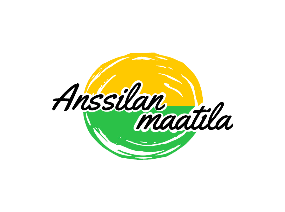 Anssilan maatila -logo. Logo on ympyr&auml;n muotoinen ja jaettu vaakasuunnassa kahteen osaan: yl&auml;osa on keltainen ja alaosa vaaleanvihre&auml;, molemmat harjattua tai karkeaa tyyli&auml;. Keskell&auml; lukee tummalla, kursiivilla tekstill&auml; "Anssilan maatila", siten ett&auml; "Anssilan" on keltaisella pohjalla ja "maatila" on vihre&auml;ll&auml; pohjalla. Logo on valkoisella taustalla.