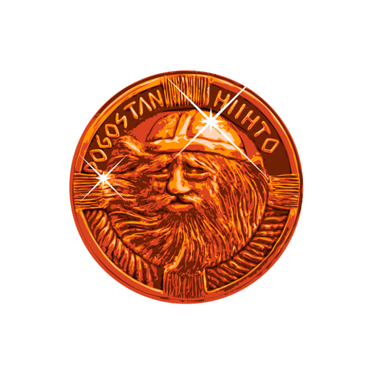 Pogostan Hiihto -tapahtuman logo tai tunnus, joka on muotoiltu pronssisen tai kuparinvärisen mitalin tai kolikon kaltaiseksi. Tunnuksen keskellä on karhunkarvahatun kaltainen päähine, parta ja vakava ilme. Yläosassa, kolikon reunalla, lukee kaarevasti kohokuviona teksti "POGOSTAN HIIHTO". Tunnuksessa on muutamia kirkkaita valonheijastuksia tai tähtiä luomassa kiiltoefektiä.