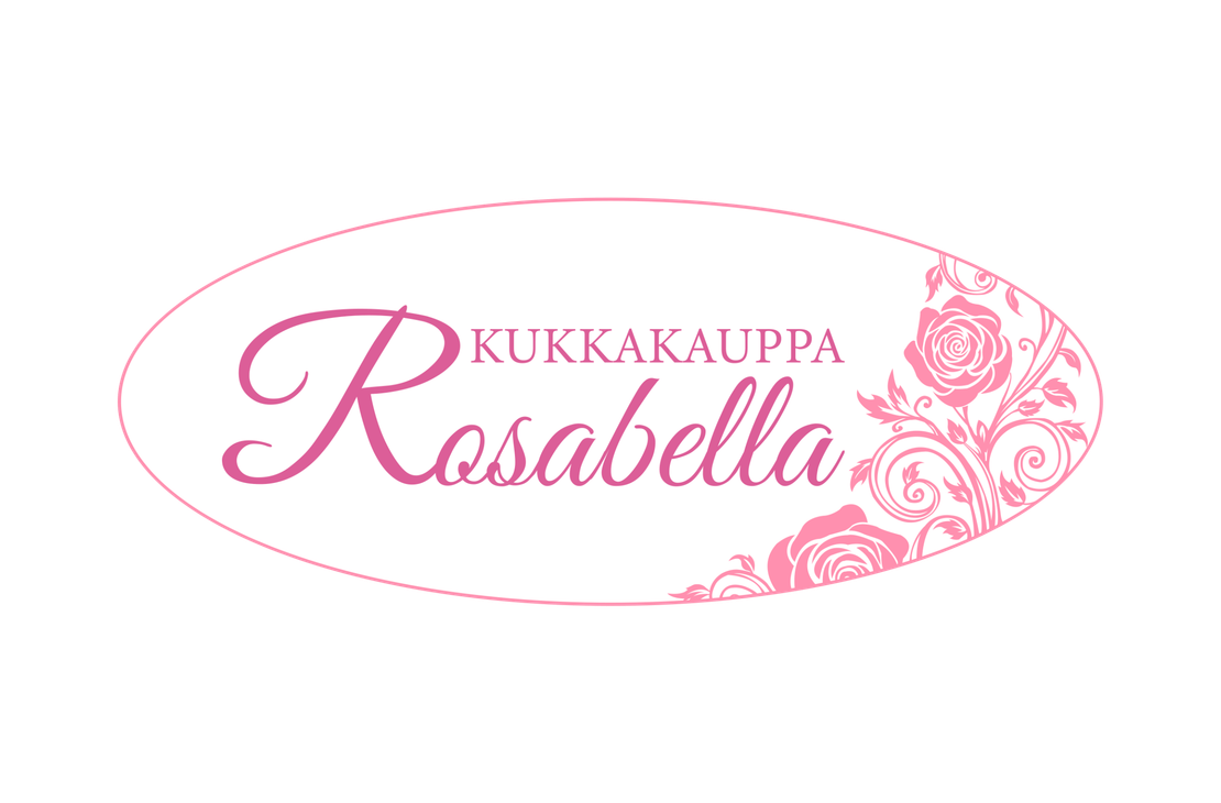 Kukkakauppa Rosabella -yrityksen logo. Logossa on valkoinen, soikea pohja, jota reunustaa ohut, vaaleanpunainen viiva. Keskellä on suuri, **fuksianpunainen, kursivoitu ja koristeellinen teksti "Rosabella". Sanan yläpuolella on pienemmällä, vaaleanpunaisella, isoin kirjaimin kirjoitettu teksti "KUKKAKOUPPA". Soikion oikeassa alakulmassa on tyylitelty, vaaleanpunainen ruusu- ja lehtikuviointi.