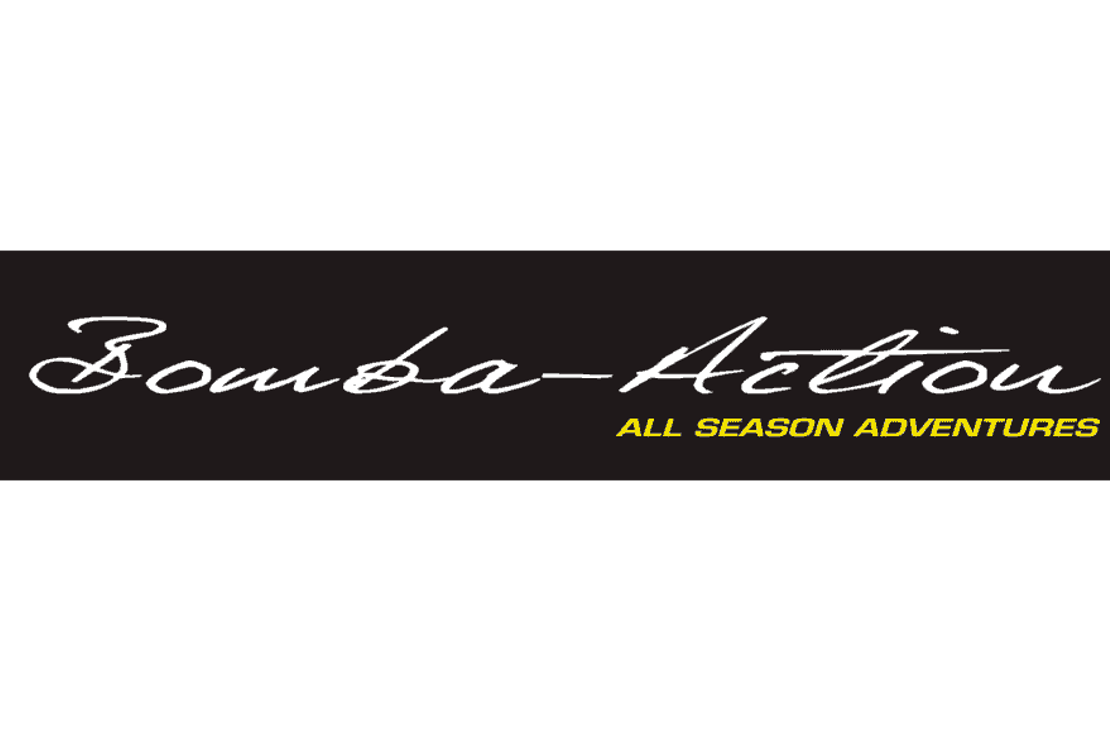 Bomba-Action All Season Adventures -yrityksen logo. Logossa on musta vaakasuora palkki. Palkin yläosassa lukee valkoisella, kursivoidulla ja käsinkirjoitetun näköisellä fontilla teksti "Bomba-Action". Sen alapuolella on pienemmällä, keltaisella, isoin kirjaimin kirjoitettu teksti "ALL SEASON ADVENTURES". Logo on sijoitettu valkoiselle taustalle.
