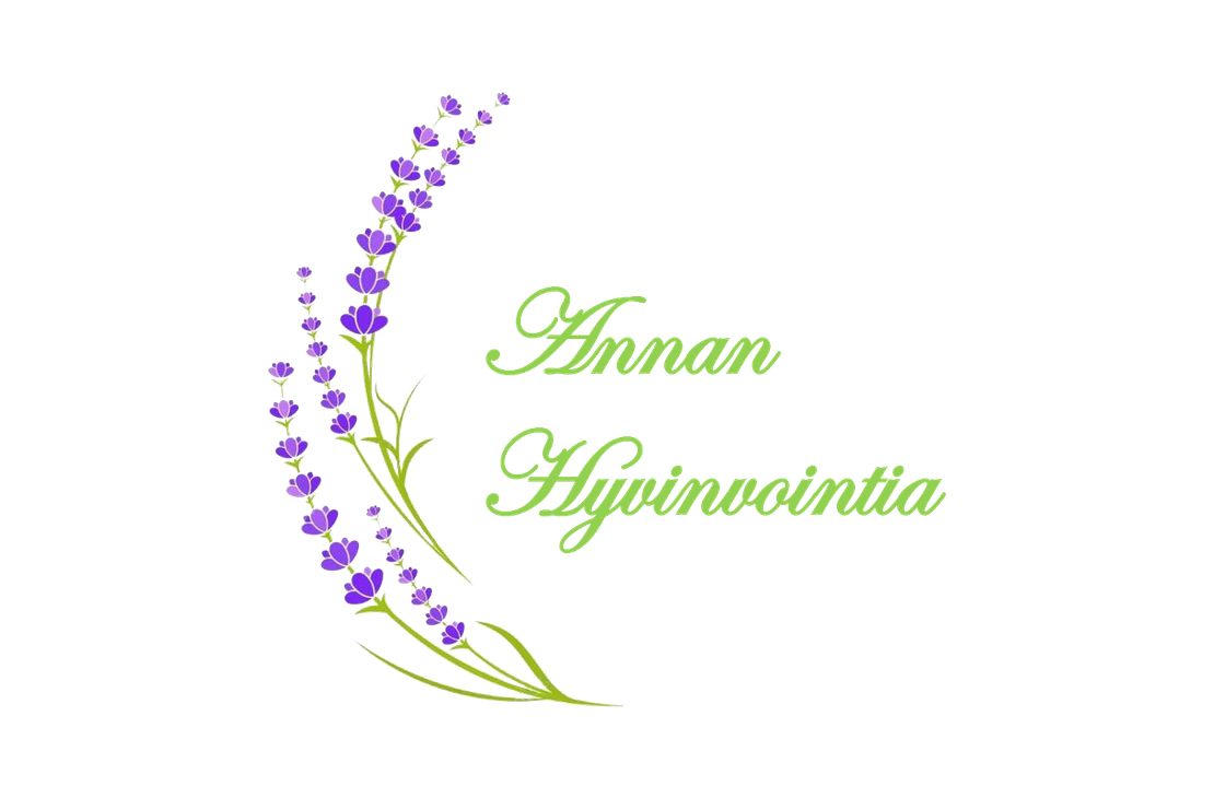 Annan Hyvinvointia -yrityksen logo. Vasemmalla on tyylitelty, kaareva oksa, jossa on piirroskuva violetin värisistä laventelinkukista ja vihreistä varsista. Oikealla puolella lukee kirkkaan limevihreällä, koristeellisella, kursivoidulla fontilla kaksi riviä tekstiä: "Annan" ja "Hyvinvointia". Logo on valkoisella taustalla.