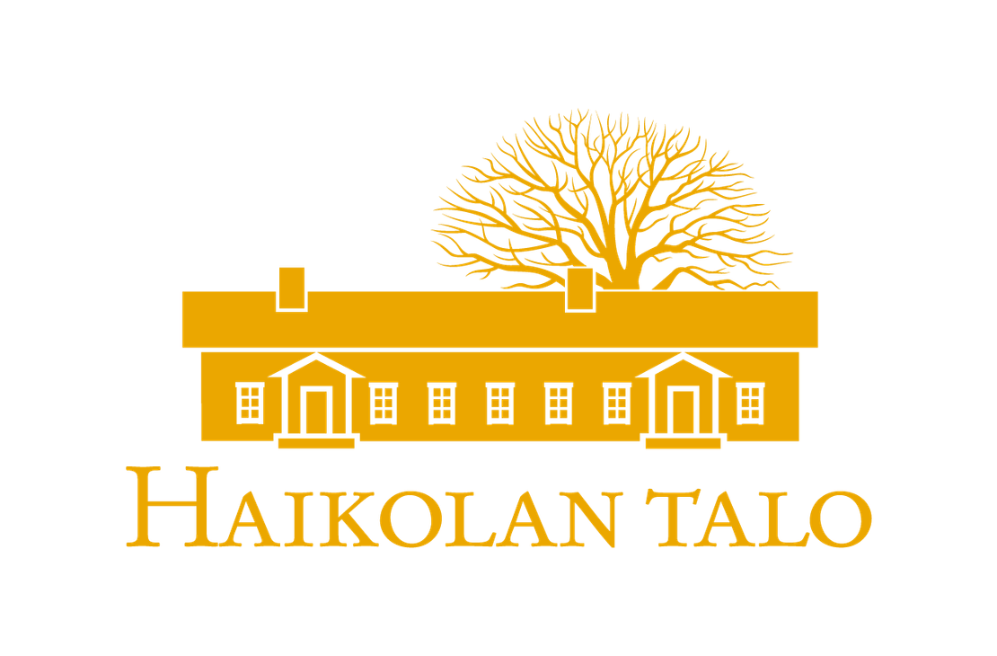 Haikolan Talo -yrityksen logo. Logossa on tyylitelty, kultaisen keltainen siluettikuva perinteisestä, matalasta talosta, jossa on useita ikkunoita ja kaksi sisäänkäyntiä. Talon katon takana on kultainen, paljas puun siluetti (esim. tammi). Talon alapuolella lukee isolla, kultaisen keltaisella, serif-fontilla teksti "HAIKOLAN TALO". Logo on mustalla taustalla.