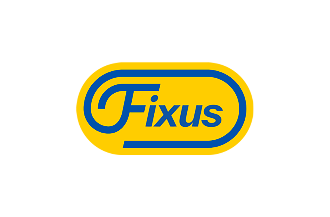 Fixus-kauppaketjun logo. Logossa on tummansininen, pyöristetty soikea kehys, jonka sisällä on tummansinisellä kursiivifontilla sana "Fixus". Kehyksen toinen puoli muodostaa F-kirjaimen yläosan. Logossa on kirkkaan keltainen tausta.