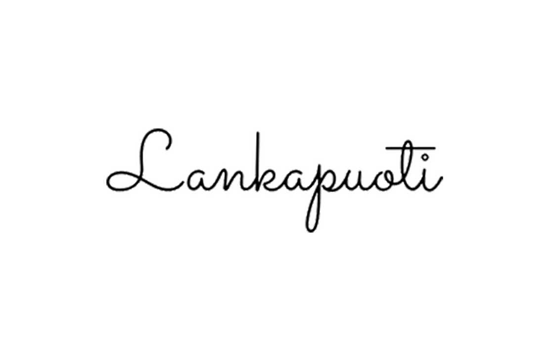 Lankapuoti-yrityksen logo. Logossa on tummanharmaa, kursivoitu ja hyvin koristeellinen, silmukkainen teksti, joka lukee todennäköisesti "Lankapuoti" tai vastaava. Teksti on tehty ohuella viivalla ja sillä on 3D-efekti tai varjostus. Logo on mustalla tai hyvin tummalla taustalla.
