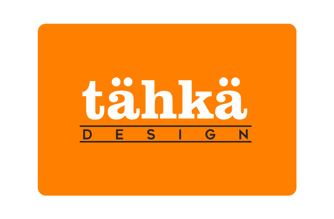 Tähkä Design -logo. Logossa on kirkkaan oranssi, pyöristetty neliötausta. Keskellä on suuri, valkoinen teksti "tähkä" ja sen alapuolella pienempi, tumma teksti "D E S I G N" harmaan viivan kera. Koko logo on sijoitettu mustalle taustalle.