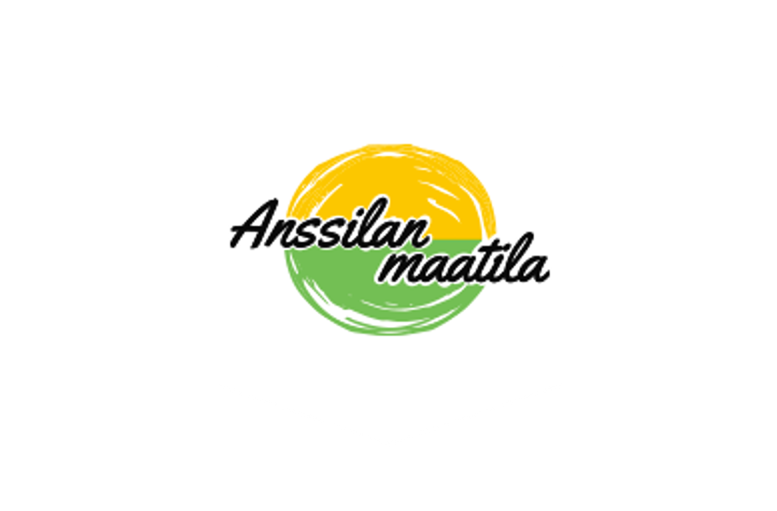 Anssilan maatila -logo. Logo on ympyrän muotoinen ja jaettu vaakasuunnassa kahteen osaan: yläosa on keltainen ja alaosa vaaleanvihreä, molemmat harjattua tai karkeaa tyyliä. Keskellä lukee tummalla, kursiivilla tekstillä "Anssilan maatila", siten että "Anssilan" on keltaisella pohjalla ja "maatila" on vihreällä pohjalla. Logo on valkoisella taustalla.