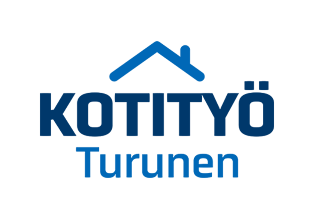 Kotityö Turunen -yrityksen logo. Logossa on tummansininen suorakulmainen pohja, jonka päällä on kirkkaamman sinisellä värillä tyylitelty, käsin kirjoitetun näköinen, kaksi riviä sisältävä teksti. Ylärivillä lukee "Kotityö" ja alarivillä pienemmällä, kursivoidulla fontilla "Turunen". Teksti on osittain piilotettu tummemman sinisen taustan taakse.