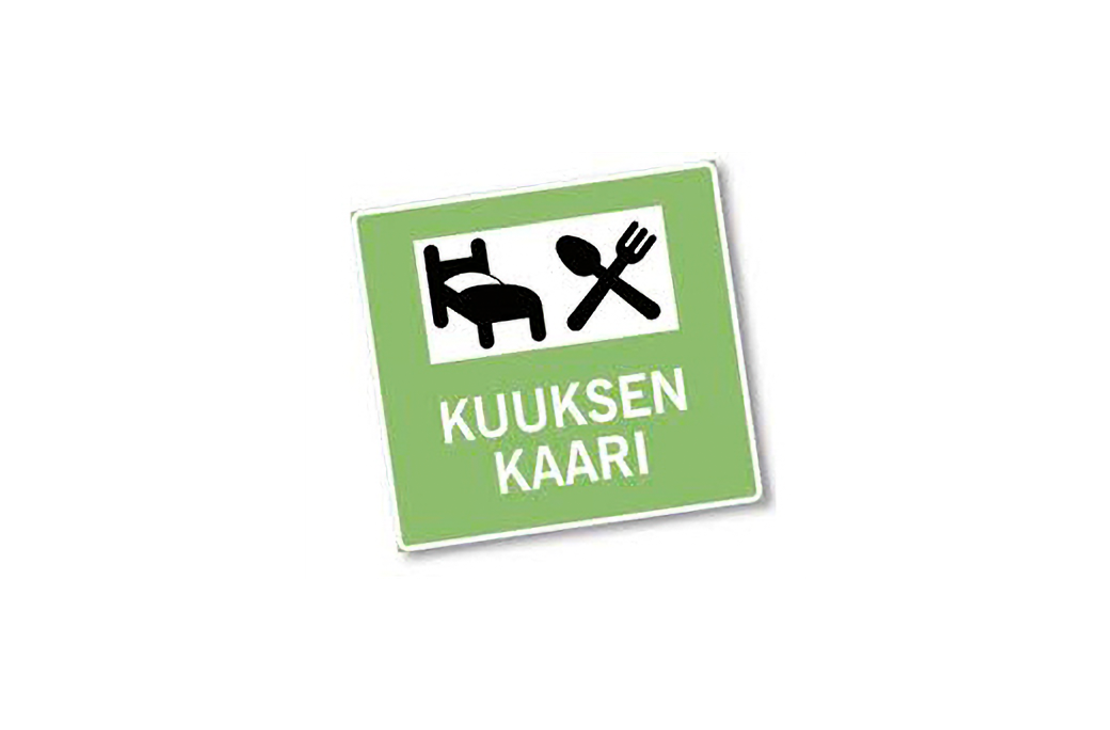 Kuuksen Kaari -palvelun liikennemerkkimäinen logo. Logo on vaaleanvihreä neliö, jossa on pyöristetyt kulmat ja valkoinen reunus. Yläosassa on valkoinen palkki, jonka sisällä on kaksi mustaa symbolia: sänky (majoitus) ja ristikkäin asetetut lusikka ja haarukka (ruokailu). Alaosassa on valkoisella, isolla tekstillä kaksi riviä: "KUUKSEN" ja "KAARI".