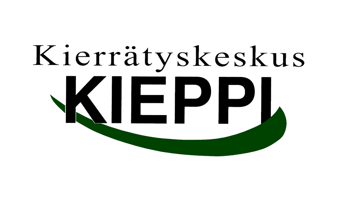 Kierrätyskeskus Kieppi -yrityksen logo. Ylärivillä lukee mustalla, pienemmällä serif-fontilla teksti "Kierrätyskeskus". Sen alapuolella on suuri, musta, lihavoitu teksti "KIEPPI" isolla fontilla. Kirjainten alla kaartuu paksu, tummanvihreä, tyylitelty kaari tai bumerangin muotoinen kuvio. Logo on valkoisella taustalla.