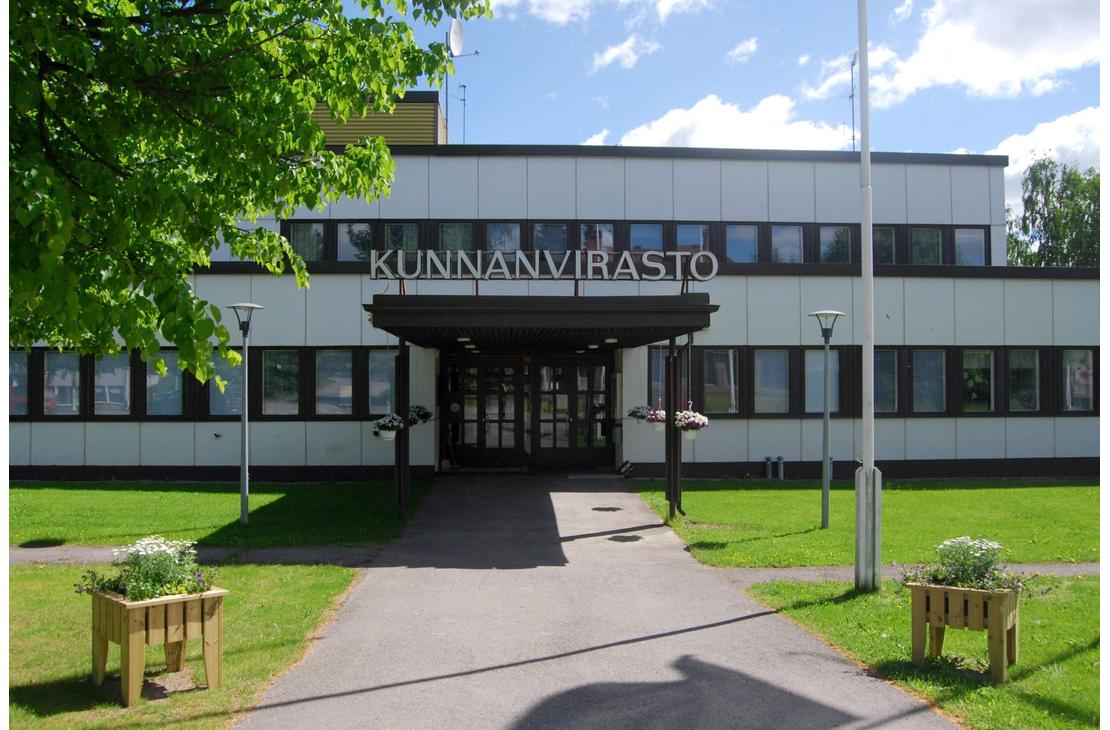 Hein&auml;veden kunnan logo. Yl&auml;rivill&auml; lukee suuri, tummanvihre&auml;, tyylik&auml;s serif-fontilla kirjoitettu sana "Hein&auml;vesi". Sen alapuolella lukee pienemm&auml;ll&auml;, vaaleamman vihre&auml;ll&auml;, isoin kirjaimin kirjoitettu teksti "HEIN&Auml;VEDEN KUNTA". Logo on valkoisella taustalla.
