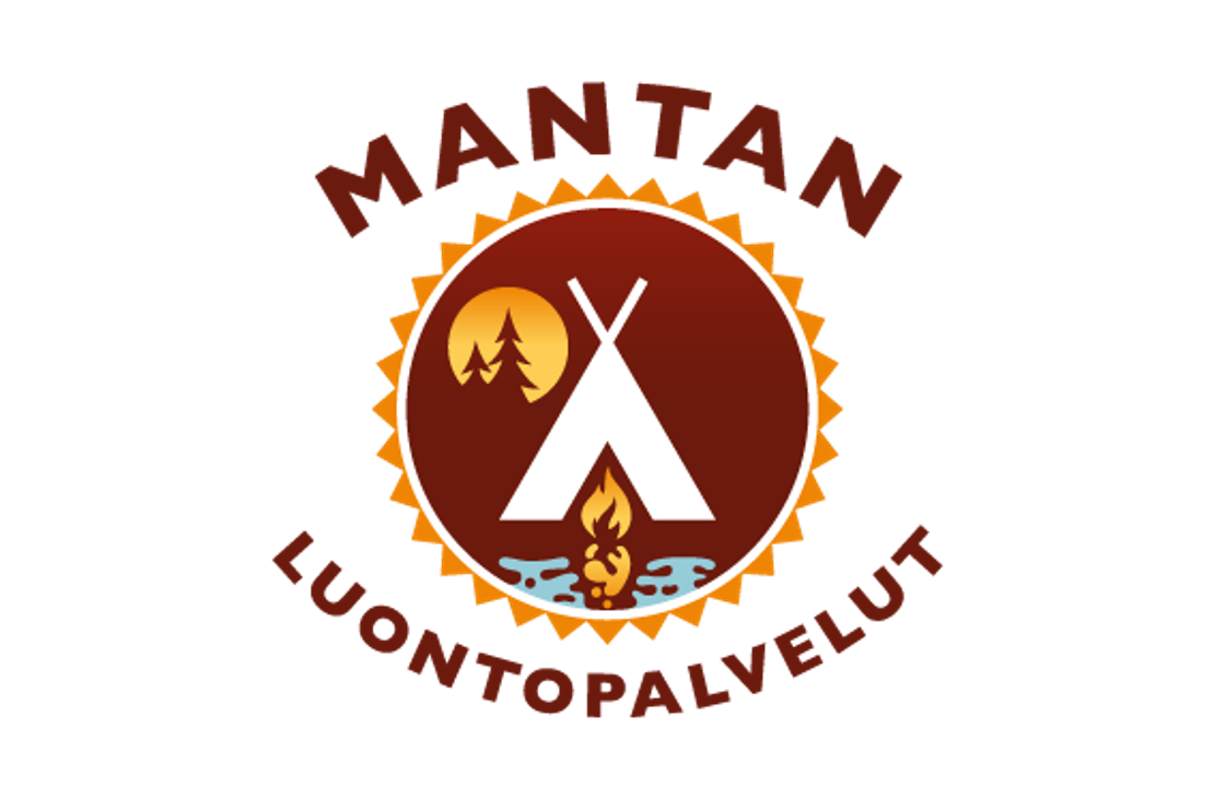 Mantan Luontopalvelut -yrityksen logo. Logossa on pyöreä, tummanruskea tunnus oranssilla, sahalaitaisella reunuksella. Tunnuksen sisällä on valkoinen intiaaniteltta (tiipii), jonka edessä palaa nuotio ja taustalla näkyy keltainen aurinko ja tummia puita. Tunnuksen yläpuolella kaarevasti lukee tummanruskealla tekstillä "MANTAN" ja alapuolella kaarevasti teksti "LUONTOPALVELUT". Logo on mustalla taustalla.