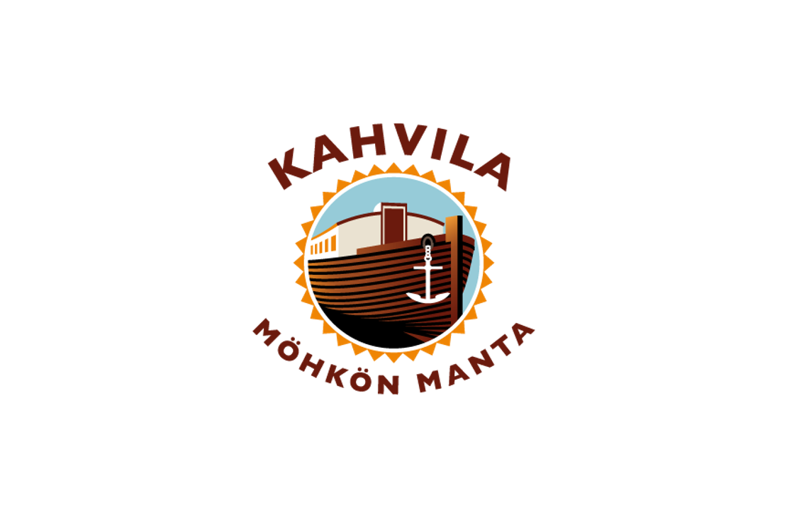 Kahvila Möhkön Ranta -yrityksen logo. Logossa on pyöreä, oranssilla, sahalaitaisella reunuksella varustettu tunnus. Tunnuksen sisällä on tyylitelty, ruskeansävyinen kuva puuveneestä tai proomusta, jossa on ankkuri keulassa. Vene on sijoitettu vaaleansinisen veden päälle. Tunnuksen yläpuolella kaarevasti lukee tummanpunaisella tekstillä "KAHVILA" ja alapuolella kaarevasti teksti "MÖHKÖN RANTA". Logo on mustalla taustalla.