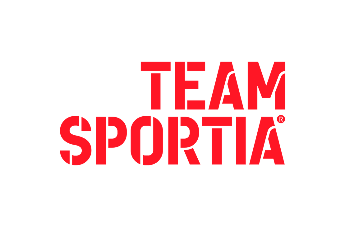 Team Sportia -kauppaketjun logo. Logossa on kaksi rivi&auml; suurta, paksulla ja modernilla, urheilullisella fontilla kirjoitettua teksti&auml;. Teksti on kirkkaan punainen ja siin&auml; on tyyliteltyj&auml; leikkauksia kirjaimissa. Yl&auml;rivill&auml; lukee "TEAM" ja alarivill&auml;, suuremmalla fontilla, "SPORTIA". Logo on valkoisella taustalla.