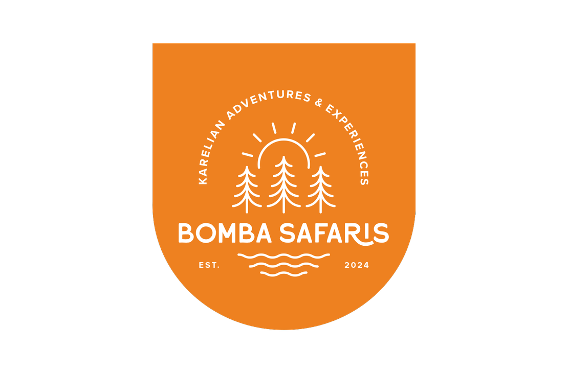 Bomba Safaris -yrityksen logo, jossa on oranssi, kilven muotoinen tausta. Sen sis&auml;lle on piirretty valkoisin viivoin kolme kuusta, nouseva aurinko ja aaltoilevaa vett&auml;. Kuvion yl&auml;puolella kaareutuu teksti &rdquo;KARELIAN ADVENTURES &amp; EXPERIENCES&rdquo;, keskell&auml; lukee &rdquo;BOMBA SAFARIS&rdquo; ja alhaalla &rdquo;EST. 2024&rdquo;.