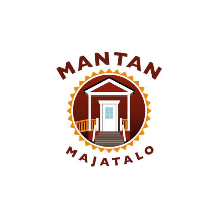 Mantan Majatalo -yrityksen logo. Logossa on graafinen esitys tummanpunaisesta rakennuksen etuovesta ja kuistista valkoisine puitteineen, joka on sijoitettu valkoisen ympyrän sisään. Ympyrää reunustaa oranssi, sahalaitainen kuvio. Ympyrän yläpuolella lukee kaarevasti tummanruskealla tekstillä "MANTAN" ja alapuolella niin ikään kaarevasti teksti "MAJATALO". Logo on mustalla taustalla.