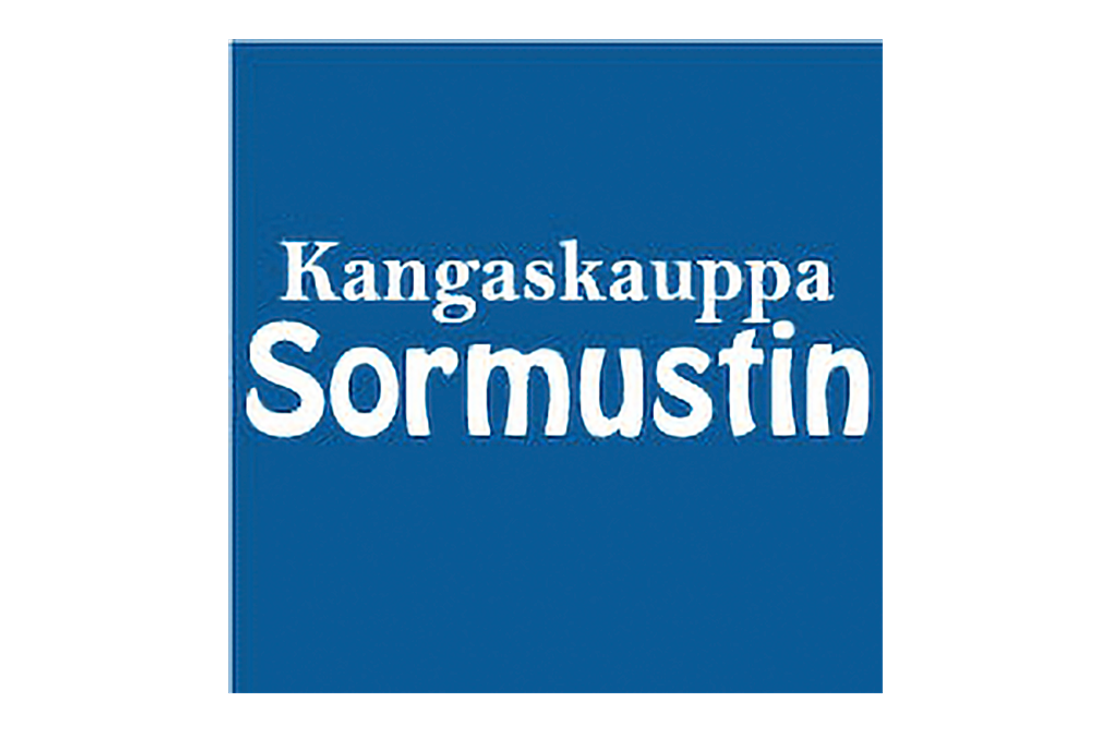 Kangaskauppa Sormustin -yrityksen logo. Logossa on tummansininen, neli&ouml;nmuotoinen tausta. Yl&auml;rivill&auml; lukee valkoisella, pienemm&auml;ll&auml; serif-fontilla teksti "Kangaskauppa". Sen alla on isolla, valkoisella, paksulla sans-serif-fontilla sana "Sormustin".