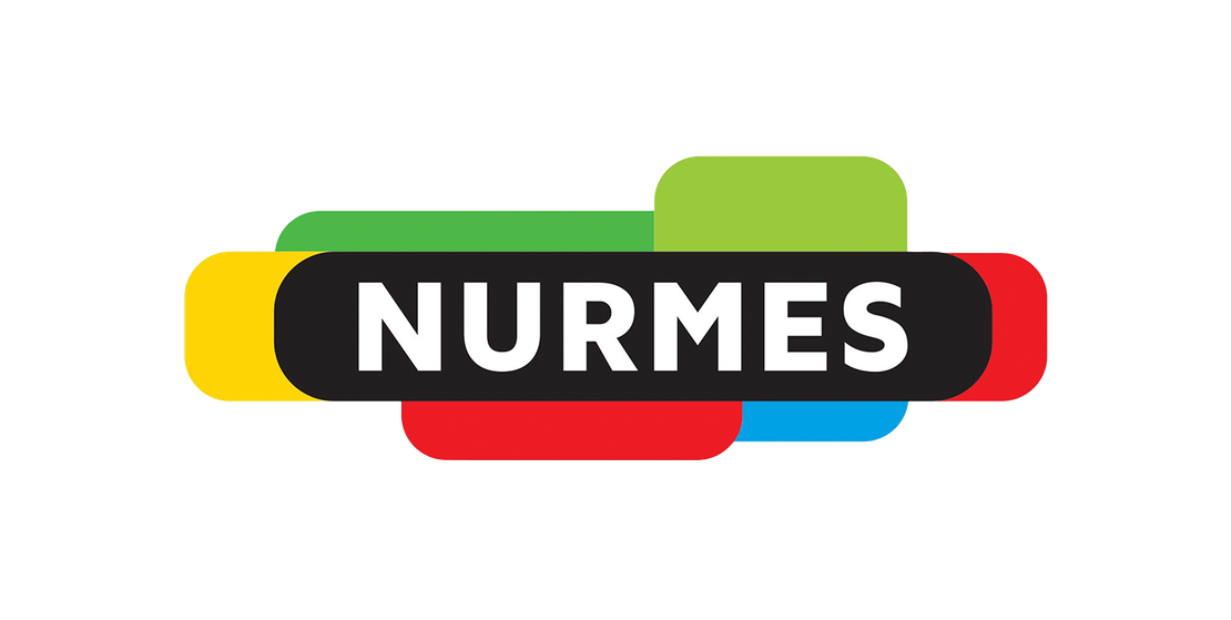 Nurmes-kaupungin tai -alueen logo. Logossa on suuri, musta, pyöristetty suorakulmio, jonka sisällä on valkoinen, isoin kirjaimin kirjoitettu teksti "NURMES". Mustan muodon takana on päällekkäin aseteltuja, pyöristettyjä suorakulmioita kirkkaissa väreissä: keltainen, vihreä, punainen ja sininen. Logo on valkoisella taustalla.