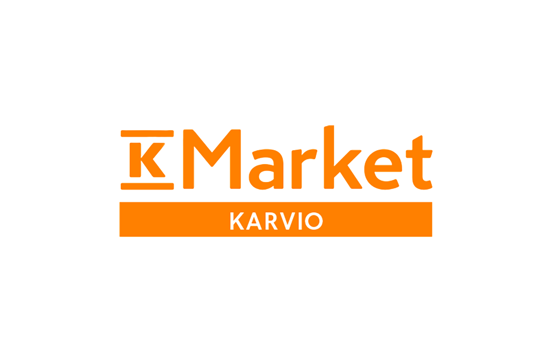 K-Market Karvio -kaupan logo. Logossa on suuri, läpinäkyvä (tai valkoisella ääriviivalla varustettu) teksti "KMarket" kirkkaan oranssin taustan päällä. Tekstin alla oranssissa palkissa lukee valkoisella, isoin kirjaimin sana "KARVIO". Logo on sijoitettu valkoiselle taustalle.