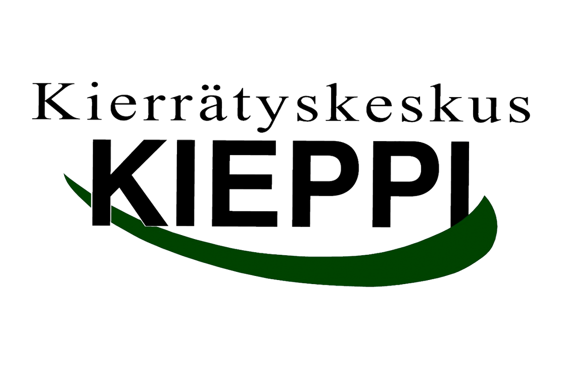 Kierrätyskeskus Kieppi -yrityksen logo. Ylärivillä lukee mustalla, pienemmällä serif-fontilla teksti "Kierrätyskeskus". Sen alapuolella on suuri, musta, lihavoitu teksti "KIEPPI" isolla fontilla. Kirjainten alla kaartuu paksu, tummanvihreä, tyylitelty kaari tai bumerangin muotoinen kuvio. Logo on valkoisella taustalla.