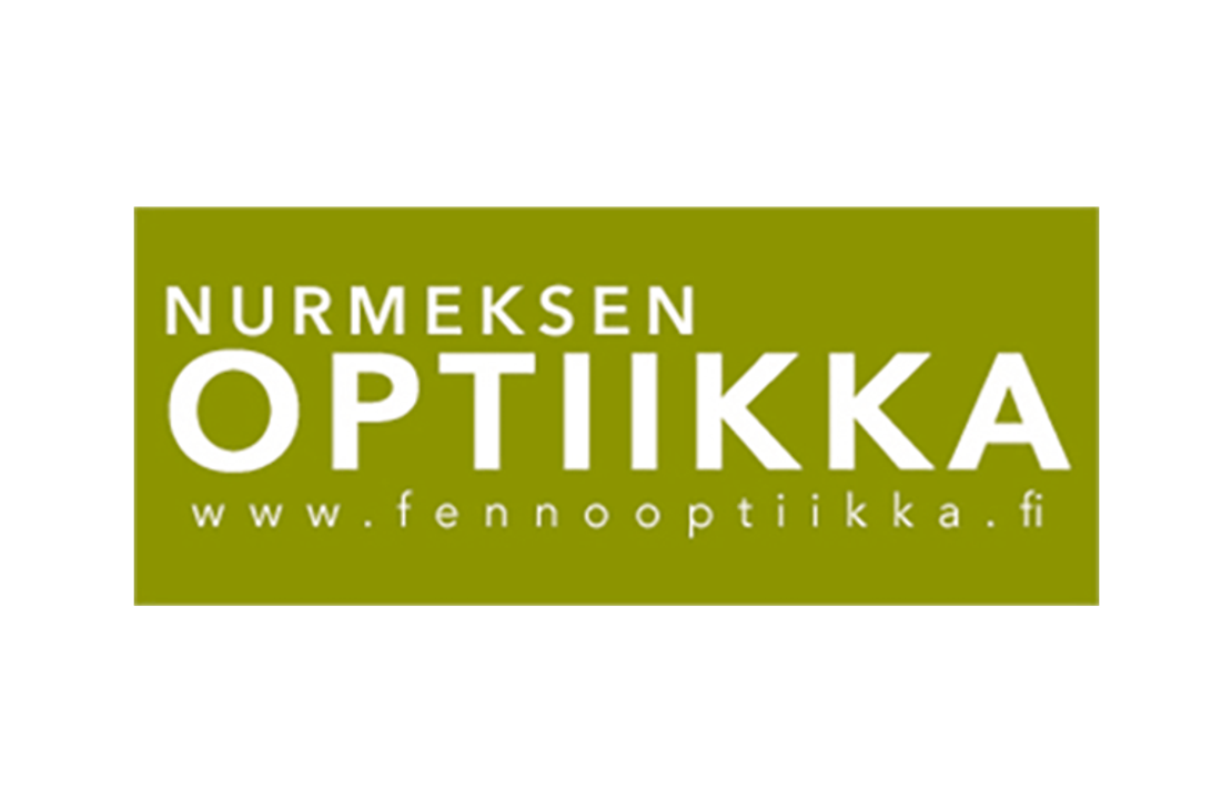 Nurmeksen Optiikka -yrityksen logo. Logo on sijoitettu tumman oliivinvihreälle tai sammaleenvihreälle suorakulmionmuotoiselle taustalle. Ylärivillä lukee valkoisella, isolla fontilla "NURMEKSEN". Keskellä lukee suurimmalla, valkoisella, paksulla fontilla sana "OPTIIKKA". Alimmalla rivillä lukee pienemmällä, vaaleanvihreällä fontilla verkkosivun osoite "www.fennooptiikka.fi".
