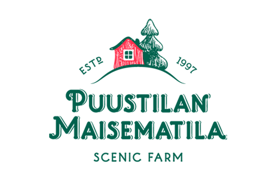Puustilan Maisematila -yrityksen logo. Logossa on tummanvihreällä tontilla seisova punainen mökki ja sen takana tummanvihreä kuusi. Maisemakuvan yläpuolella kaareutuu tummanruskea teksti "EST. 1997". Tontin alapuolella on suuri, tummanvihreä teksti "PUUSTILAN MAISEMATILA" ja alimpana pienempi, tummanvihreä teksti "SCENIC FARM". Logo on mustalla taustalla.