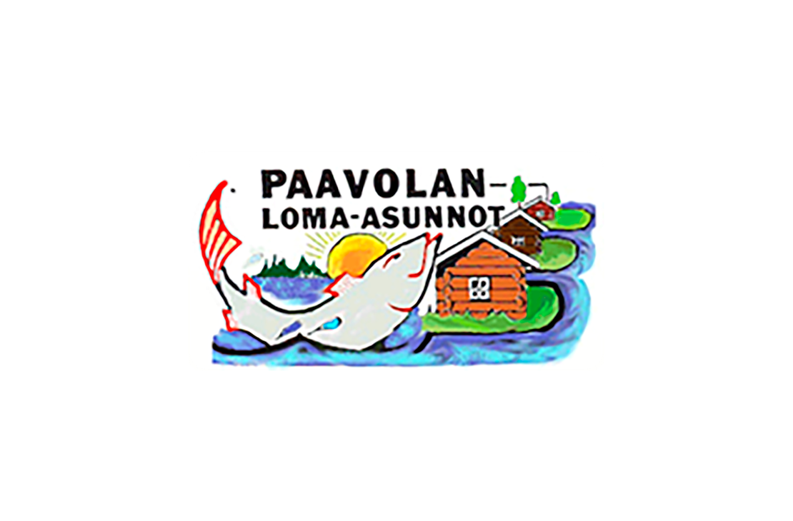 Paavolan Loma-asunnot -yrityksen logo. Logossa on sarjakuvamainen, v&auml;rik&auml;s kuva, joka esitt&auml;&auml; karua m&ouml;kkimaisemaa. Keskell&auml; on suuri, hypyss&auml; oleva, harmaa-valkoinen kala, jonka alla on sinist&auml; vett&auml;. Taustalla n&auml;kyy kaksi hirsilomam&ouml;kki&auml;, vihre&auml;&auml; nurmea ja keltainen aurinko nousemassa mets&auml;n takaa. Yl&auml;puolella lukee tummalla, isolla tekstill&auml; kaksi rivi&auml;: "PAAVOLAN-" ja "LOMA-ASUNNOT".