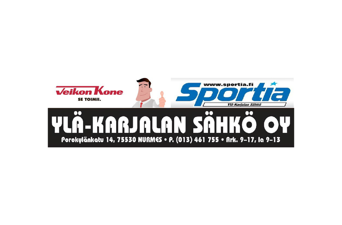 Yl&auml;-Karjalan S&auml;hk&ouml; Oy -yrityksen ja sen kumppaneiden mainosbanneri.  Yl&auml;osassa, valkoisella taustalla on vasemmalla Veikon Kone -logo (punainen teksti ja sen alla "SE TOIMII"). Oikealla on Sportia-logo (sininen teksti "Sportia" ja sen alla pienell&auml; teksti "Yl&auml;-Karjalan S&auml;hk&ouml;"). N&auml;iden v&auml;liss&auml; on sarjakuvamainen kuva miehest&auml;, joka antaa peukun.  Alaosassa, suuressa mustassa palkissa, lukee valkoisella, isolla, paksulla fontilla "YL&Auml;-KARJALAN S&Auml;HK&Ouml; OY". T&auml;m&auml;n alla lukee pienemm&auml;ll&auml;, valkoisella fontilla yrityksen yhteystiedot ja aukioloajat: "Porokyl&auml;nkatu 14, 75530 NURMES &bull; P. (013) 461 755 &bull; Ark. 9&ndash;17, la 9&ndash;13".