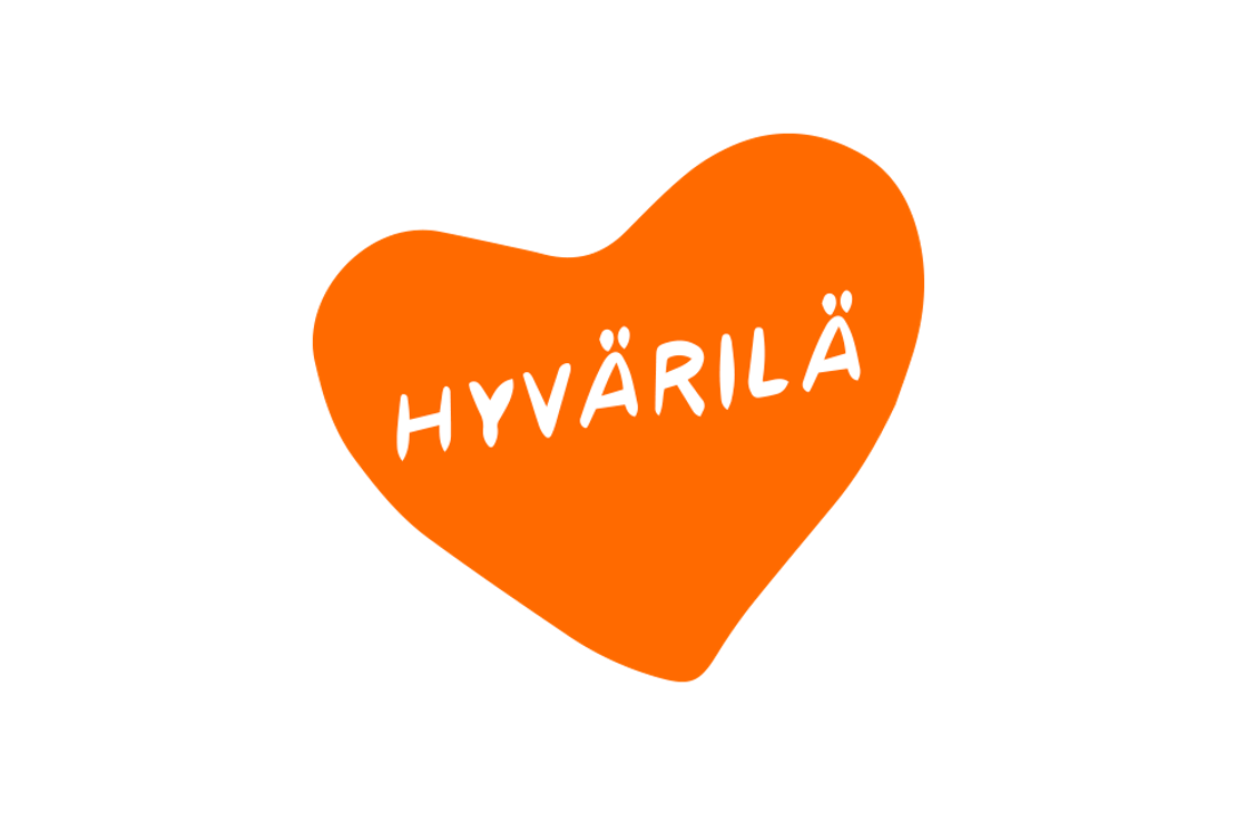 Hyvärilä-nimisen yrityksen tai kohteen logo. Logossa on suuri, oranssi, sydämenmuotoinen pohja. Sydämen sisällä lukee valkoisella, leikkisällä, käsin kirjoitetun näköisellä fontilla teksti "HYVÄRILÄ" isolla fontilla. Logo on mustalla taustalla.