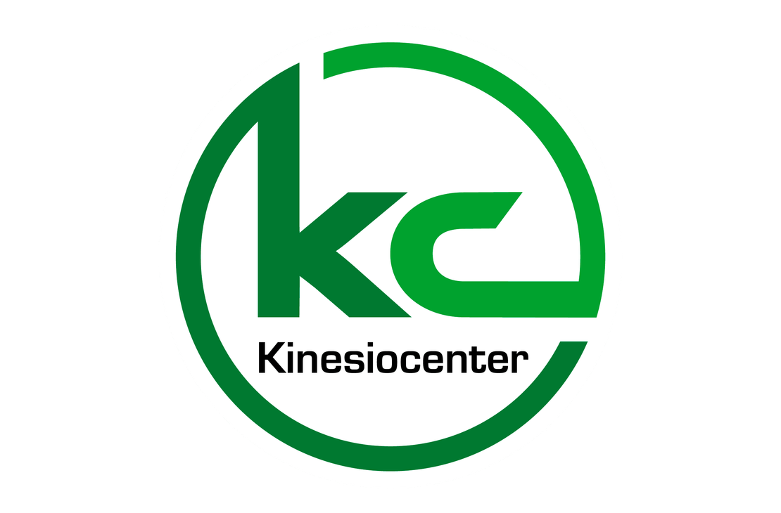 Kinesiocenter-yrityksen logo. Logossa on suuri, valkoisella ja vihreällä erotettu, tummanvihreä ulkokehys. Kehyksen sisällä on tyylitelty, isoin kirjaimin kirjoitettu tunnus "KC" kirkkaanvihreällä. Kirjainten alapuolella lukee mustalla tekstillä "Kinesiocenter". Logo on sijoitettu tummanvihreälle taustalle.