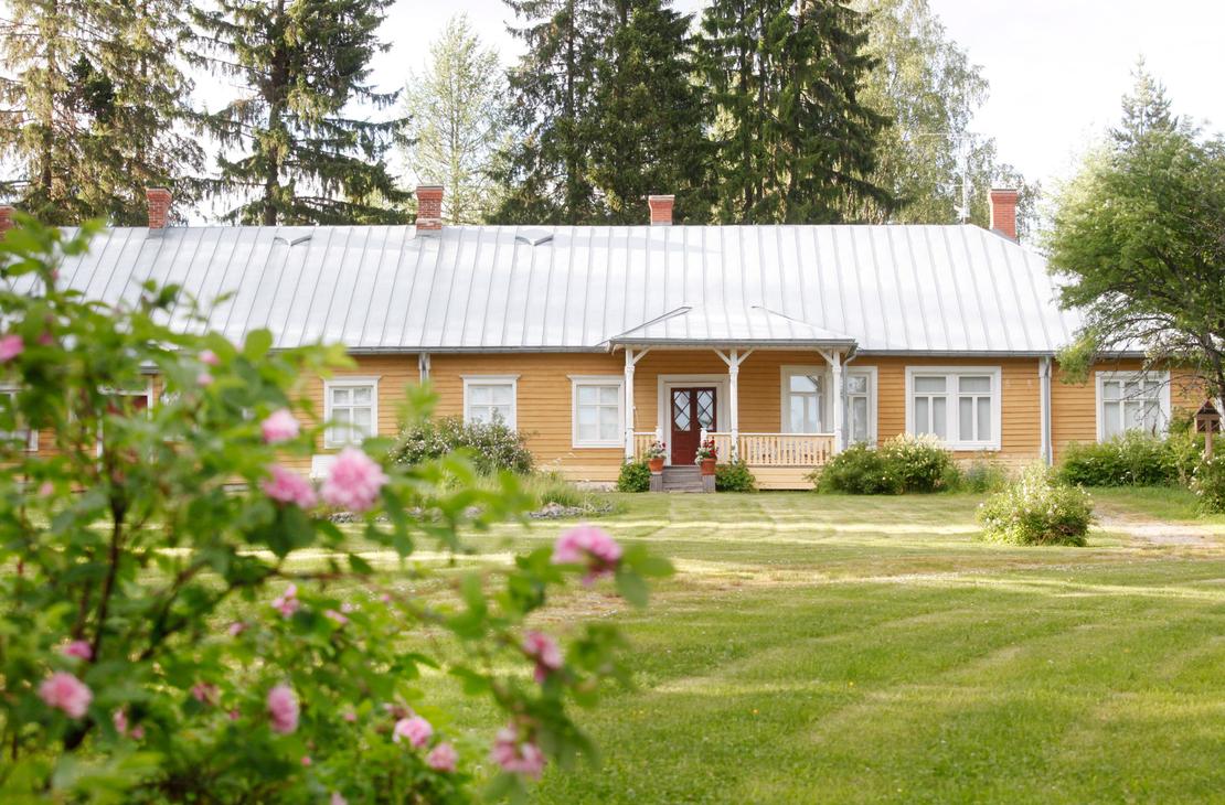 M&ouml;hk&ouml;n ruukkimuseon pitk&auml;, keltainen puurakennus, jonka edess&auml; on laaja nurmikko ja kukkivia pensasruusuja. Rakennuksessa on valkoiset ikkunankarmit, harmaa peltikatto ja pieni katettu kuisti.