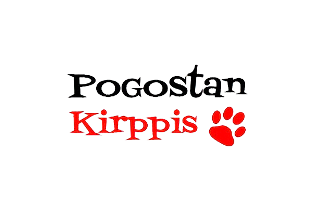 Pogostan Kirppis -kirpputorin logo. Logo koostuu kahdesta tekstirivistä: ylhäällä mustalla fontilla lukee "Pogostan" ja alhaalla punaisella, lihavoidulla fontilla "Kirppis". Sanan "Kirppis" oikealla puolella on punainen, tyylitelty eläimen tassunjälki-kuva. Logo on valkoisella taustalla.