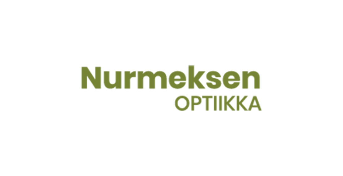 Nurmeksen Optiikka -yrityksen logo. Logo on sijoitettu tumman oliivinvihreälle tai sammaleenvihreälle suorakulmionmuotoiselle taustalle. Ylärivillä lukee valkoisella, isolla fontilla "NURMEKSEN". Keskellä lukee suurimmalla, valkoisella, paksulla fontilla sana "OPTIIKKA". Alimmalla rivillä lukee pienemmällä, vaaleanvihreällä fontilla verkkosivun osoite "www.fennooptiikka.fi".