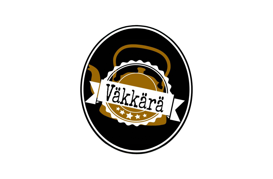 Väkkärä-kahvilan tai yrityksen logo. Logo on pyöreä ja siinä on musta tausta ja valkoinen ulkoreunus. Keskellä on ruskeankeltainen teekannun tai kahvipannun siluetti. Pannun päällä on valkoinen, sahalaitaisilla reunoilla varustettu nauha, jossa lukee mustalla, serif-fontilla sana "Väkkärä". Nauhan alapuolella on viisi pientä valkoista tähteä.