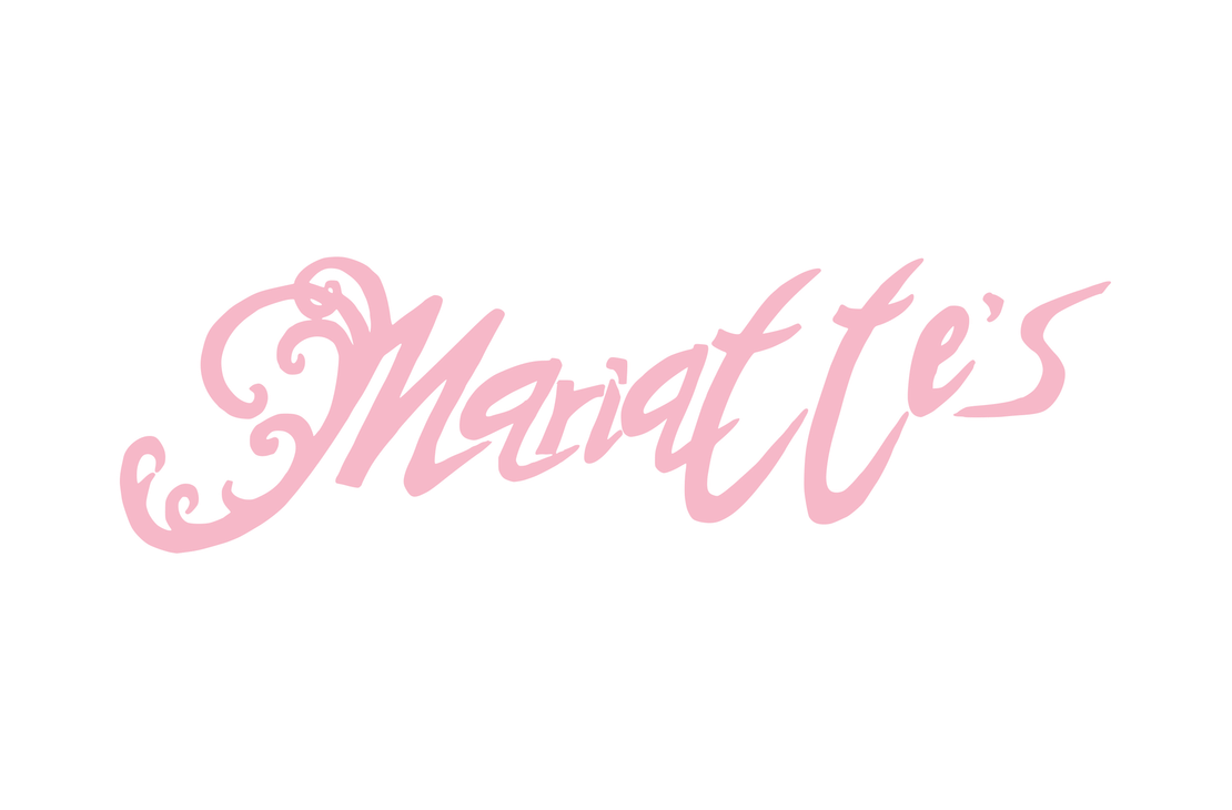 Mariatte's-yrityksen logo, jossa nimi on kirjoitettu suurella, koristeellisella, k&auml;sin piirretyn tyylisell&auml;, vaaleanpunaisella fontilla. Kirjaimissa on paljon py&ouml;reit&auml;, kiemurtelevia koukeroita, erityisesti M-kirjaimessa. Logo on mustalla taustalla.