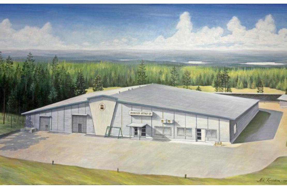 Maalaukselta tai akvarellilta näyttävä kuva Nurmeksen Metalli Oy:n toimitilasta. Rakennus on suuri, harmaansävyinen teollisuus- tai hallirakennus tasakattoineen. Keskellä rakennusta on kulmikas, vaalea koroste, mahdollisesti sisäänkäynti. Rakennuksen edessä on sorapiha, ja sitä ympäröi tiheä, tummanvihreä havumetsä. Taivas on sininen ja pilvinen.