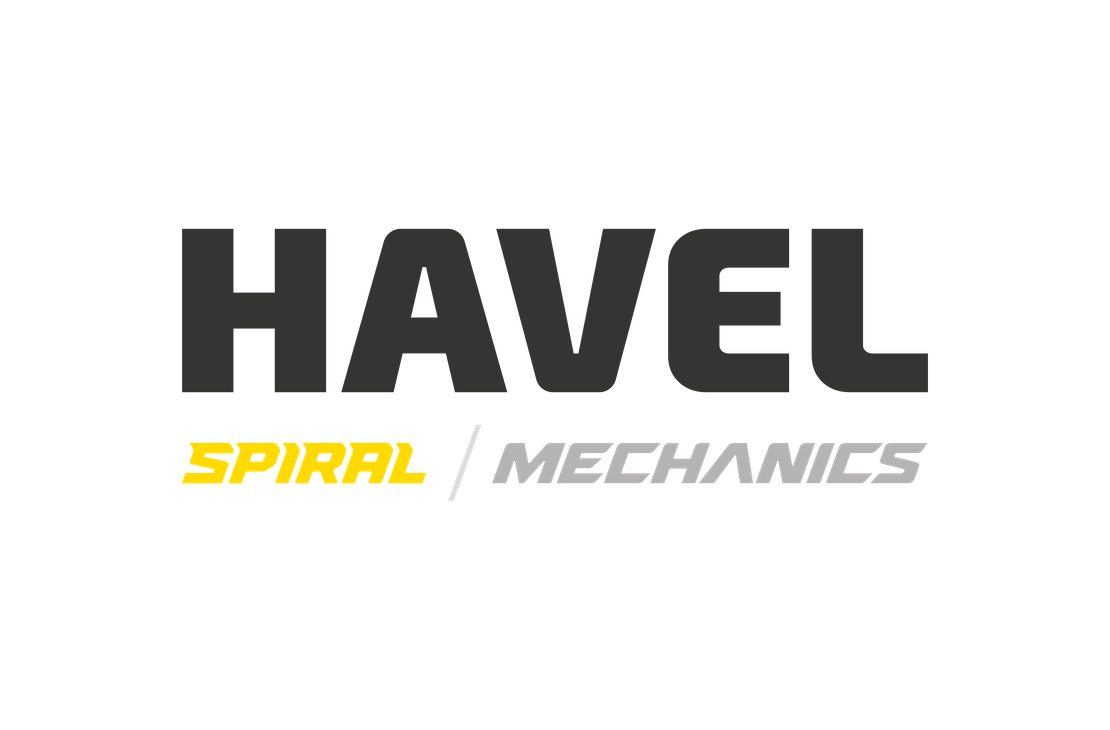 Havel Spiral Mechanics -yrityksen logo. Ylärivillä lukee suurella, lihavoidulla, tummanharmaalla fontilla sana "HAVEL". Sen alapuolella on kaksi pienempää sanaa: vasemmalla kirkkaan keltaisella fontilla "SPIRAL" ja oikealla vaaleanharmaalla fontilla "MECHANICS", ja sanoja erottaa pystyviiva. Logo on valkoisella taustalla.