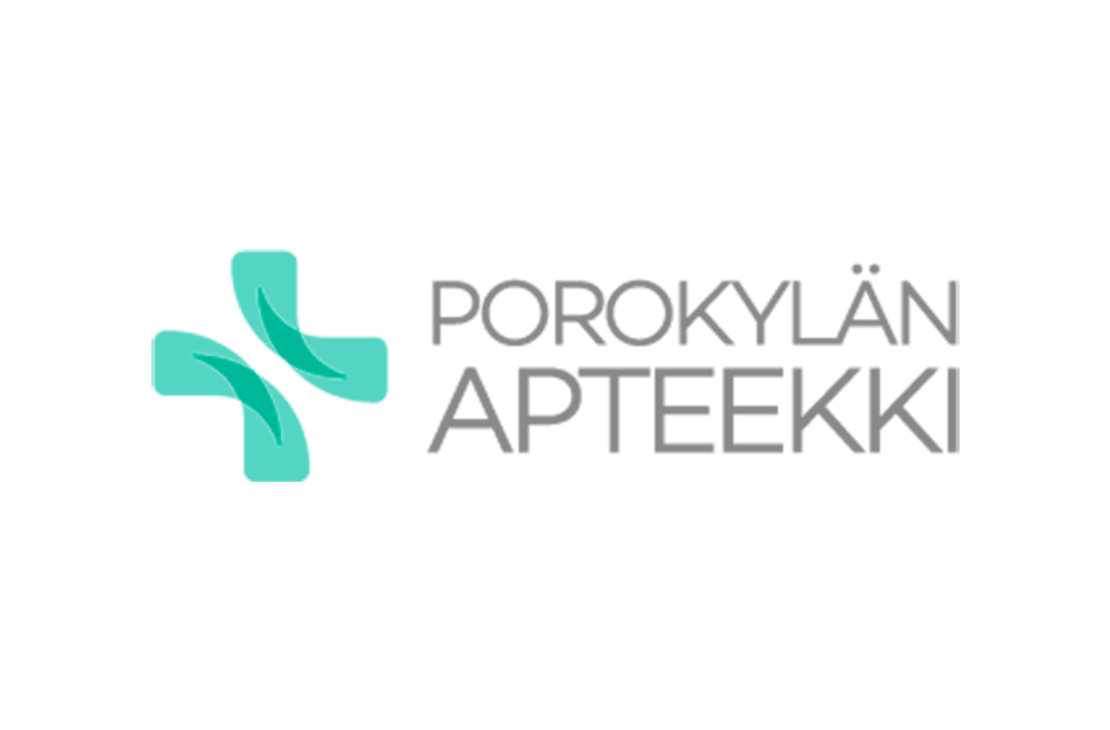Porokylän Apteekki -logo. Logossa on vasemmalla tyylitelty, vaalean turkoosin/sammaleenvihreä ristisymboli, joka on muotoiltu lehtien tai terälehtien tavoin. Oikealla puolella on kaksi riviä tummanharmaata tekstiä: ylärivillä pienemmällä fontilla "POROKYLÄN" ja alarivillä isolla, paksulla fontilla "APTEEKKI". Logo on mustalla taustalla.