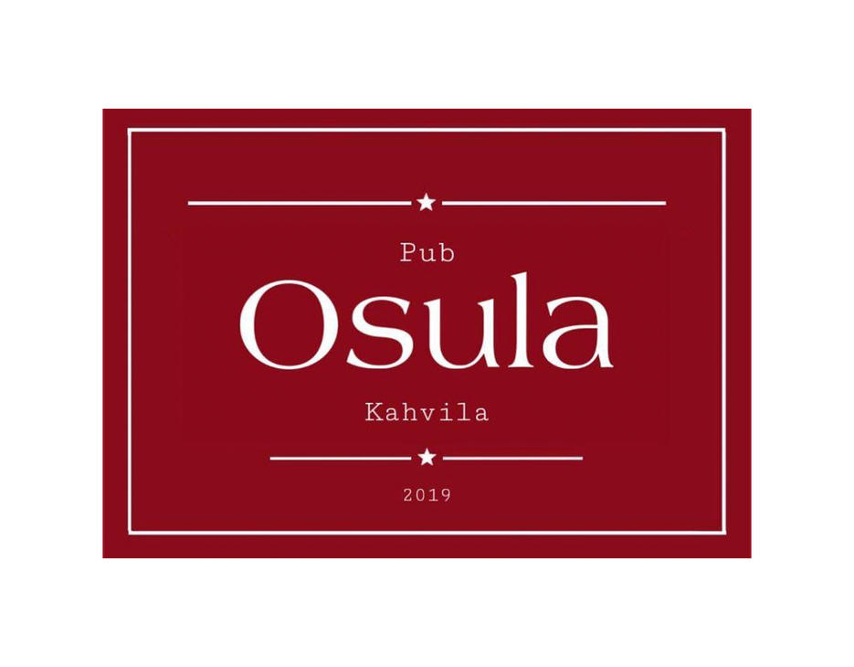 Pub Osula Kahvila -yrityksen logo tai mainosjuliste. Kuvan tausta on tumman viininpunainen. Keskell&auml; on valkoinen, suorakulmion muotoinen kehys. Kehyksen sis&auml;ll&auml; on ylh&auml;&auml;ll&auml; pienell&auml;, valkoisella tekstill&auml; "Pub", alla suurella, valkoisella, serif-fontilla sana "Osula", ja sen alla pienell&auml; tekstill&auml; "Kahvila". Tekstien yl&auml;- ja alapuolella on ohut viiva, jonka keskell&auml; on pieni t&auml;hti. Alimpana on vuosiluku "2019".