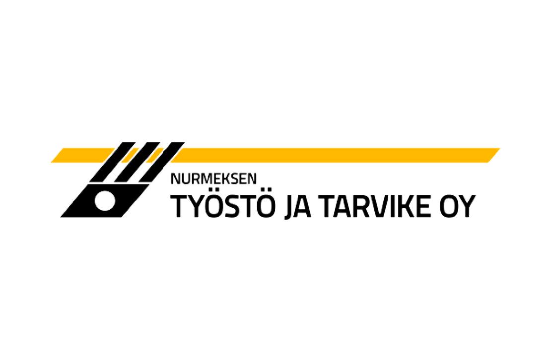 Nurmeksen Työstö ja Tarvike Oy -yrityksen logo. Vasemmalla on musta, tyylitelty, kulmikas tunnus, joka muistuttaa työstökonetta tai mekaanista osaa, ja siinä on kaksi musta-kelta-mustaa viivaa ylöspäin. Tunnuksen oikealla puolella on kelta-musta diagonaalinen palkki. Teksti on kahdella rivillä: ylärivillä pienemmällä, mustalla fontilla "NURMEKSEN" ja alarivillä suuremmalla, mustalla, isoin kirjaimin kirjoitetulla fontilla "TYÖSTÖ JA TARVIKE OY". Logo on valkoisella taustalla.