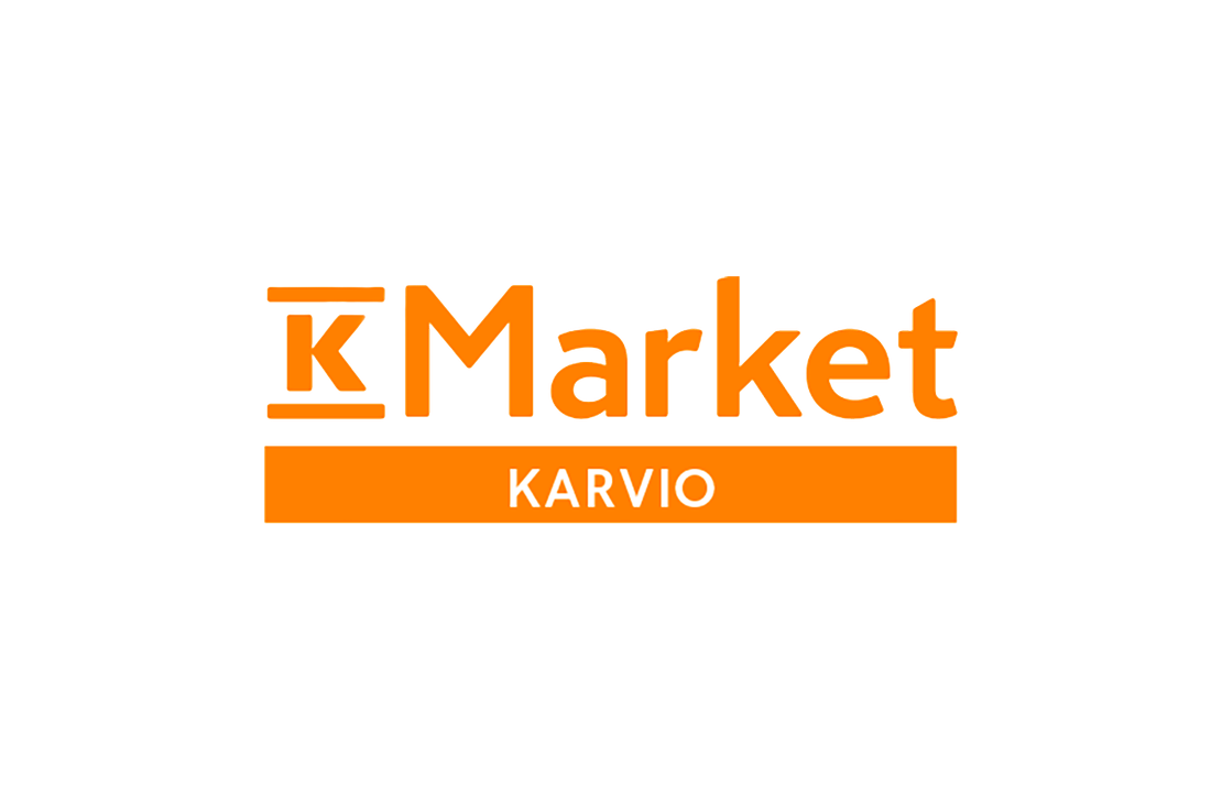 K-Market Karvio -kaupan logo. Logossa on suuri, läpinäkyvä (tai valkoisella ääriviivalla varustettu) teksti "KMarket" kirkkaan oranssin taustan päällä. Tekstin alla oranssissa palkissa lukee valkoisella, isoin kirjaimin sana "KARVIO". Logo on sijoitettu valkoiselle taustalle.