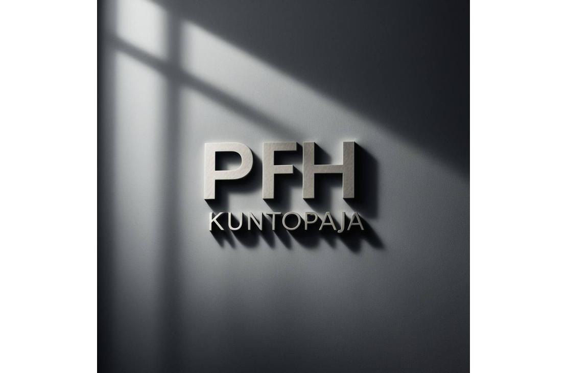PFH Kuntopaja -yrityksen 3D-logo. Logossa on suuret, hopeanv&auml;riset, kohollaan olevat kirjaimet "PFH" ja niiden alla pienemm&auml;ll&auml; fontilla teksti "KUNTOPAJA". Logo on sijoitettu tummanharmaalle, minimalistiselle sein&auml;pinnalle, johon heijastuu diagonaalisesti valoa ja varjoja, luoden dramaattisen vaikutelman.