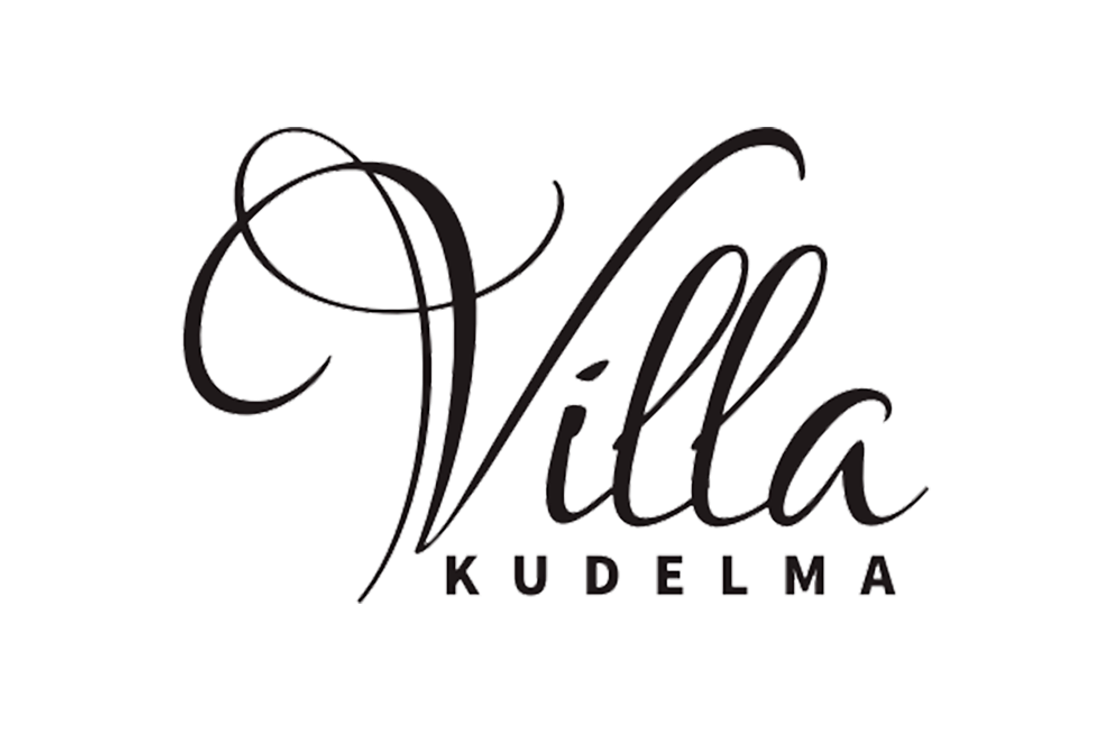 Villa Kudelma -yrityksen logo. Logossa on suuri, koristeellinen, kursivoitu ja käsinkirjoitetun näköinen musta teksti "Villa". Sanan "Villa" alapuolella on pienempi, isoin kirjaimin kirjoitettu musta teksti "KUDELMA". Logo on valkoisella taustalla.