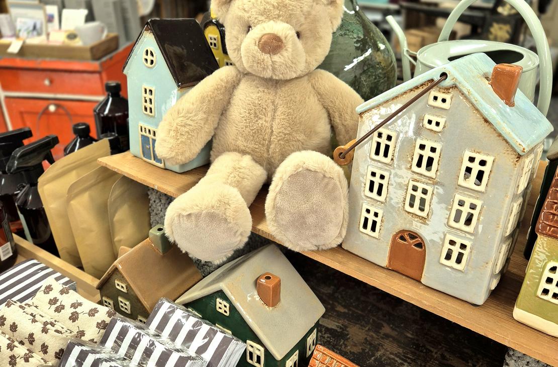 Heinäveden Jalkine Ky -yrityksen logo. Logossa on kaksi riviä mustaa, isoin kirjaimin kirjoitettua, sanz-serif-fontilla olevaa tekstiä. Ylärivillä lukee "HEINÄVEDEN" ja alarivillä "JALKINE KY". Rivien välissä sekä alarivin alla on ohut musta vaakaviiva. Logo on valkoisella taustalla.