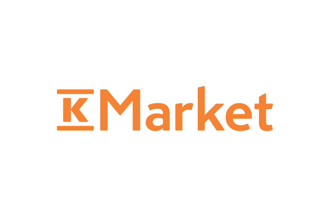 K-Market-kauppaketjun logo. Logossa on oranssi teksti mustalla taustalla. Kirjain "K" on tyylitelty ja siin&auml; on vaakasuora viiva yl&auml;osassa, ja sen vieress&auml; lukee "Market" pienemm&auml;ll&auml; fontilla. Koko logo on yhten&auml; oranssina elementtin&auml;.