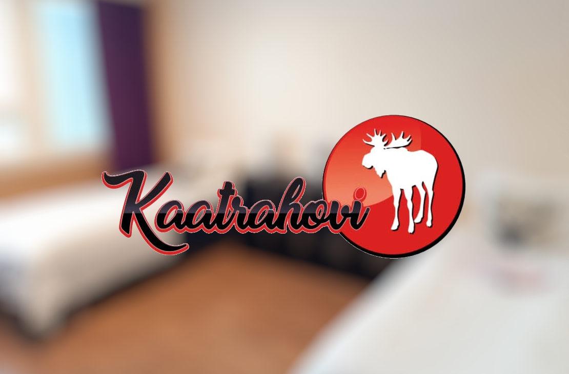 Hotelli Kaatrahovin logo, jossa lukee mustalla kaunokirjoituksella punaisin reunoin ”Kaatrahovi”. Logon oikealla puolella on punainen pyöreä symboli, jonka sisällä on valkoinen hirvi. Taustalla näkyy sumennettu hotellihuone.