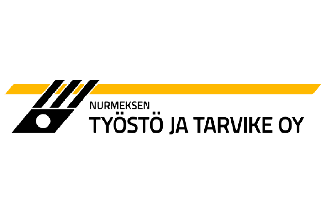 Nurmeksen Työstö ja Tarvike Oy -yrityksen logo. Vasemmalla on musta, tyylitelty, kulmikas tunnus, joka muistuttaa työstökonetta tai mekaanista osaa, ja siinä on kaksi musta-kelta-mustaa viivaa ylöspäin. Tunnuksen oikealla puolella on kelta-musta diagonaalinen palkki. Teksti on kahdella rivillä: ylärivillä pienemmällä, mustalla fontilla "NURMEKSEN" ja alarivillä suuremmalla, mustalla, isoin kirjaimin kirjoitetulla fontilla "TYÖSTÖ JA TARVIKE OY". Logo on valkoisella taustalla.