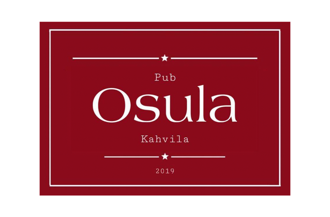 Pub Osula Kahvila -yrityksen logo tai mainosjuliste. Kuvan tausta on tumman viininpunainen. Keskell&auml; on valkoinen, suorakulmion muotoinen kehys. Kehyksen sis&auml;ll&auml; on ylh&auml;&auml;ll&auml; pienell&auml;, valkoisella tekstill&auml; "Pub", alla suurella, valkoisella, serif-fontilla sana "Osula", ja sen alla pienell&auml; tekstill&auml; "Kahvila". Tekstien yl&auml;- ja alapuolella on ohut viiva, jonka keskell&auml; on pieni t&auml;hti. Alimpana on vuosiluku "2019".